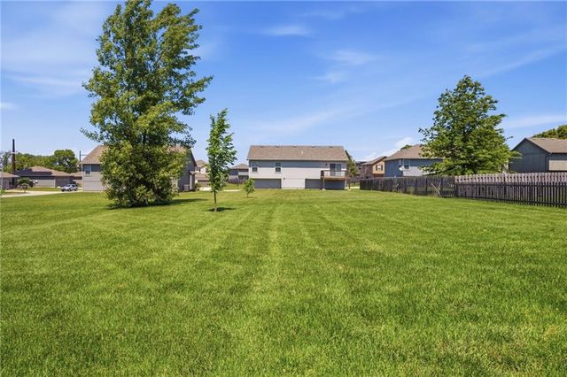 9712 E 221st Street, Peculiar, MO 64078