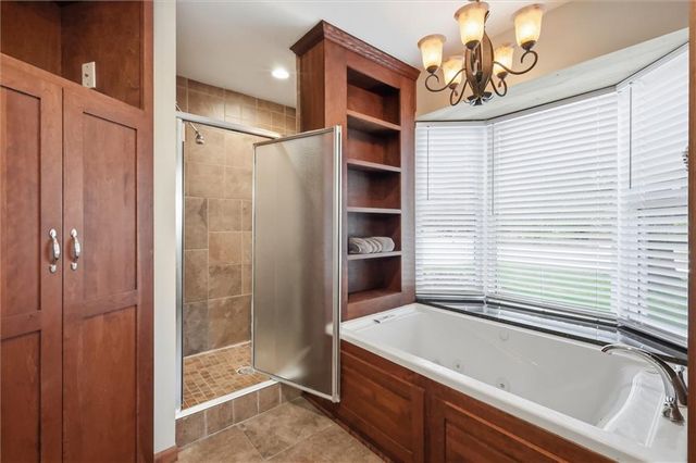 528 NE Bordner Drive, Lee's Summit, MO 64086