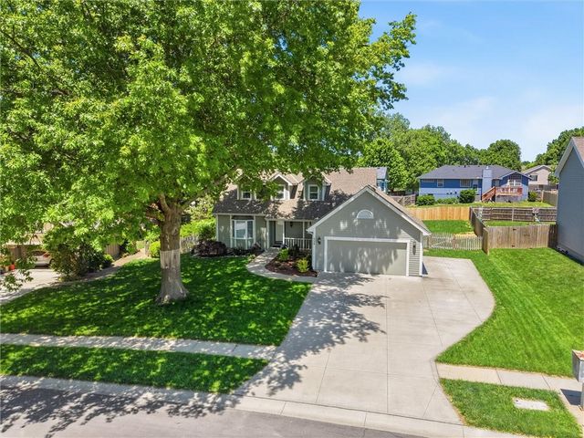528 NE Bordner Drive, Lee's Summit, MO 64086