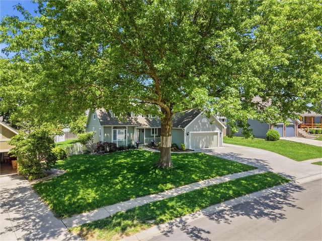 528 NE Bordner Drive, Lee's Summit, MO 64086