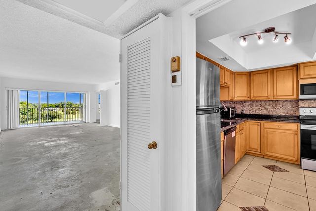 2950 N Palm Aire Drive 607, Pompano Beach, FL 33069