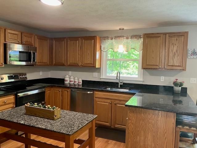 11 Lantern Lane, Londonderry, NH 03053