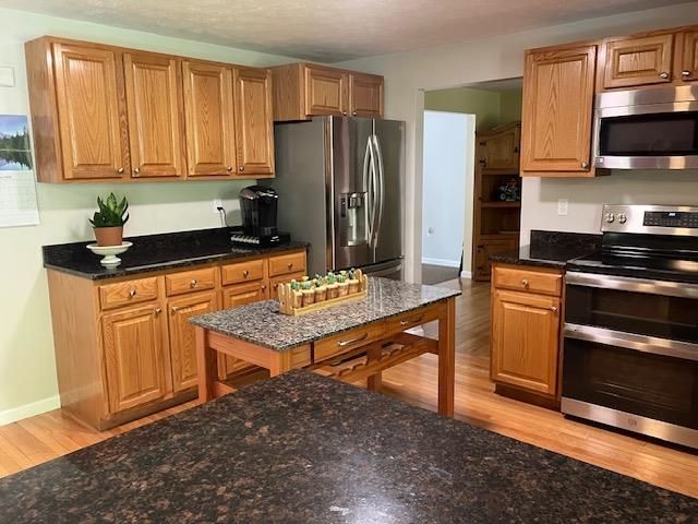 11 Lantern Lane, Londonderry, NH 03053