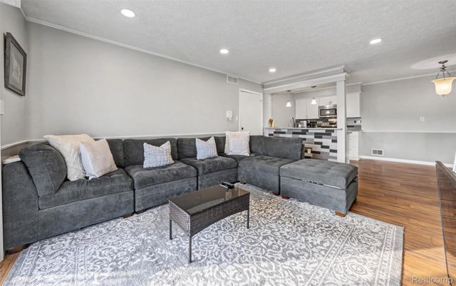 34821 Valleyview Dr. Drive D7, Sterling Heights, MI 48312