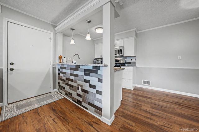 34821 Valleyview Dr. Drive D7, Sterling Heights, MI 48312