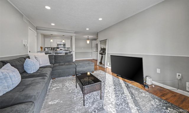 34821 Valleyview Dr. Drive D7, Sterling Heights, MI 48312