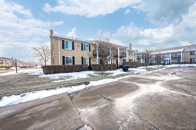 34821 Valleyview Dr. Drive D7, Sterling Heights, MI 48312
