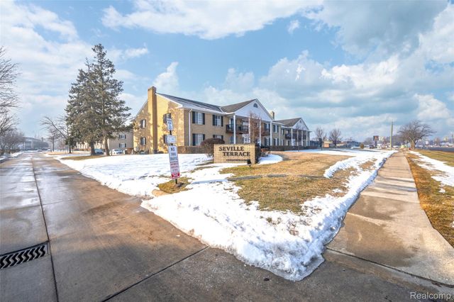 34821 Valleyview Dr. Drive D7, Sterling Heights, MI 48312