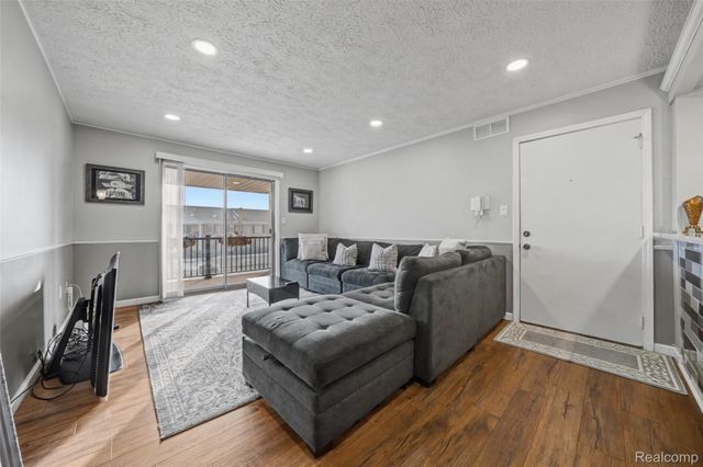 34821 Valleyview Dr. Drive D7, Sterling Heights, MI 48312