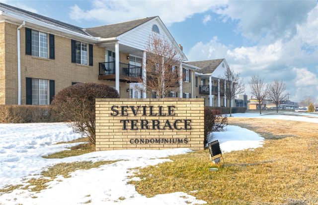 34821 Valleyview Dr. Drive D7, Sterling Heights, MI 48312