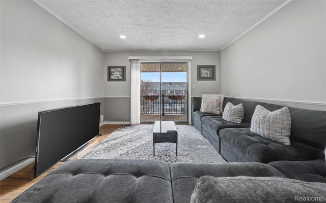 34821 Valleyview Dr. Drive D7, Sterling Heights, MI 48312