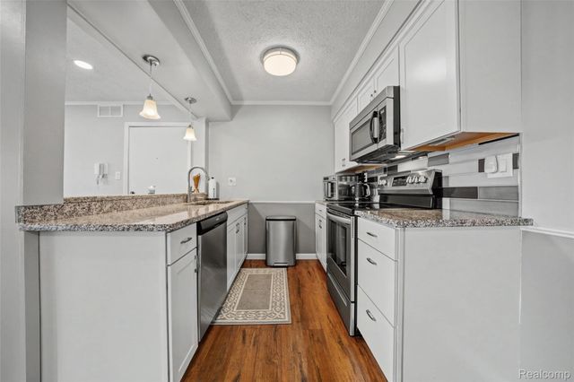 34821 Valleyview Dr. Drive D7, Sterling Heights, MI 48312