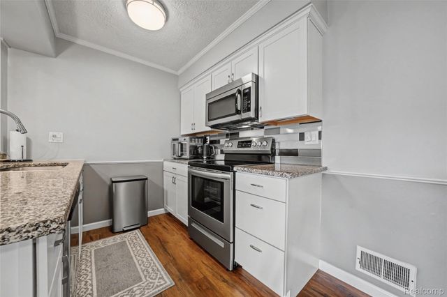 34821 Valleyview Dr. Drive D7, Sterling Heights, MI 48312