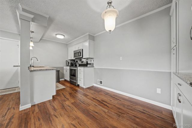 34821 Valleyview Dr. Drive D7, Sterling Heights, MI 48312