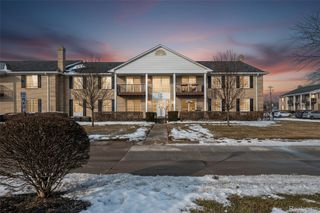 34821 Valleyview Dr. Drive D7, Sterling Heights, MI 48312