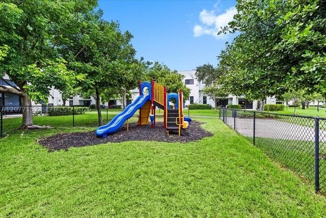 808 NW 44th Ter, Plantation, FL 33317