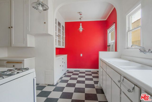 712 S Stanley Avenue, Los Angeles, CA 90036