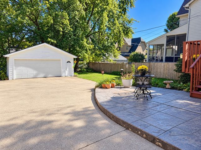 20 S Julian Street, Naperville, IL 60540