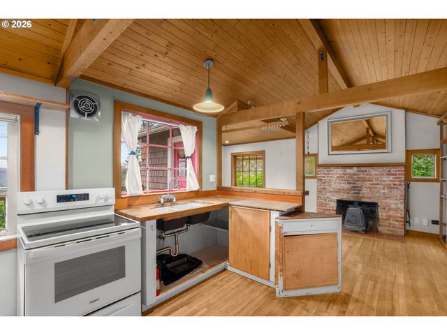 1408 PINE St, Lake Oswego, OR 97034