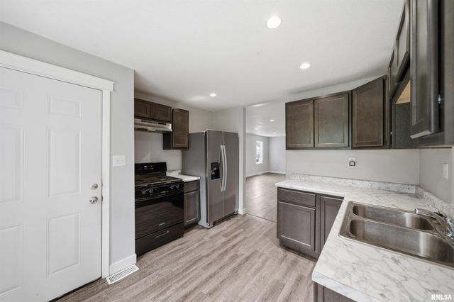 3203 W AUGUSTANA Avenue, Peoria, IL 61605