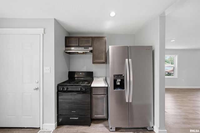3203 W AUGUSTANA Avenue, Peoria, IL 61605