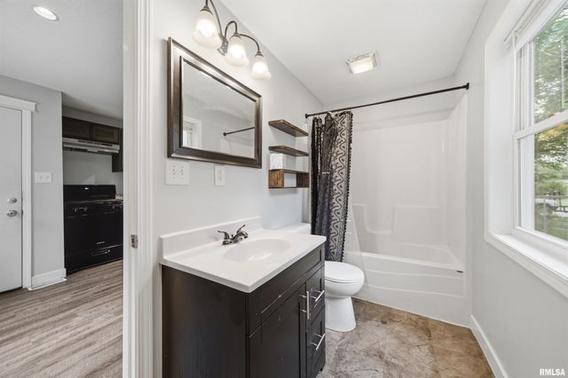 3203 W AUGUSTANA Avenue, Peoria, IL 61605