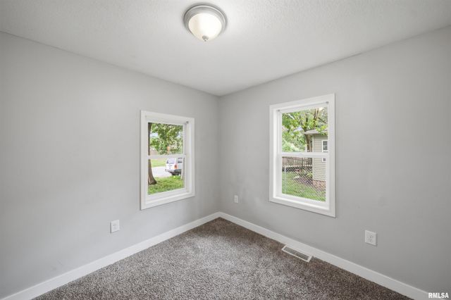3203 W AUGUSTANA Avenue, Peoria, IL 61605