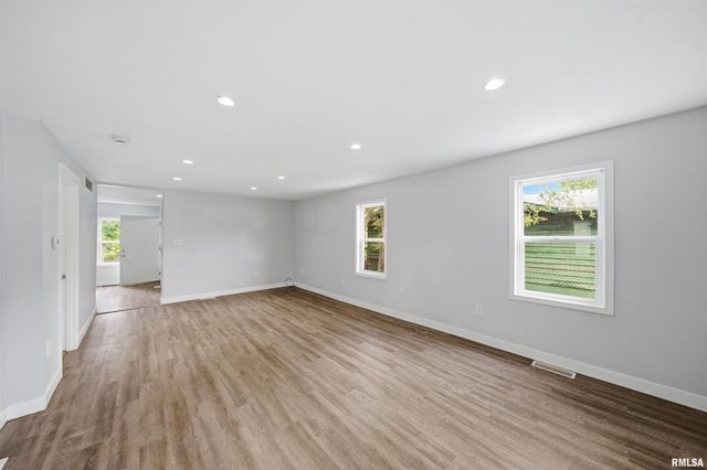 3203 W AUGUSTANA Avenue, Peoria, IL 61605