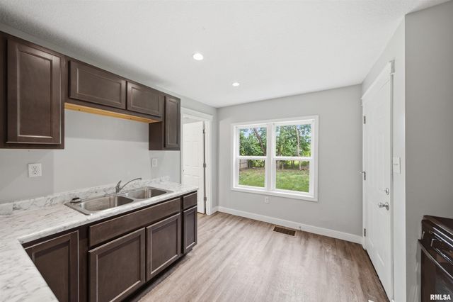 3203 W AUGUSTANA Avenue, Peoria, IL 61605
