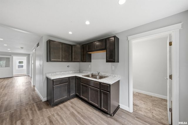 3203 W AUGUSTANA Avenue, Peoria, IL 61605