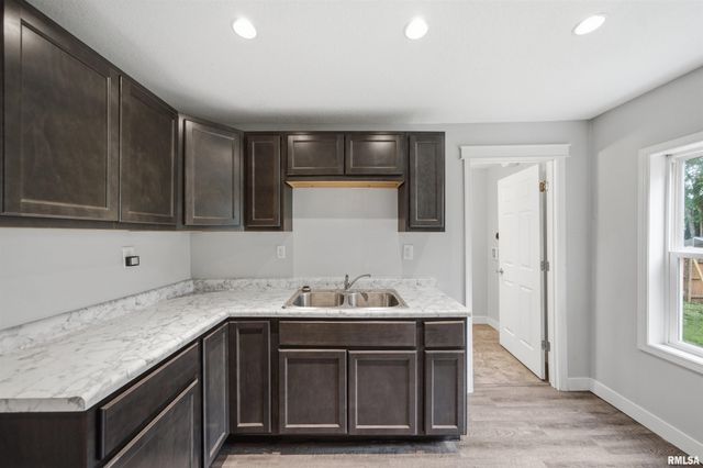 3203 W AUGUSTANA Avenue, Peoria, IL 61605