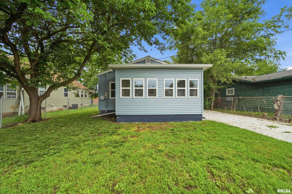 3203 W AUGUSTANA Avenue, Peoria, IL 61605