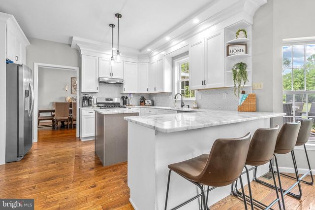 1085 FOREST LN, Glen Mills, PA 19342