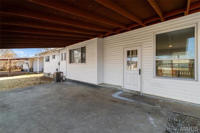 725 Pelican Lane, Florissant, MO 63031