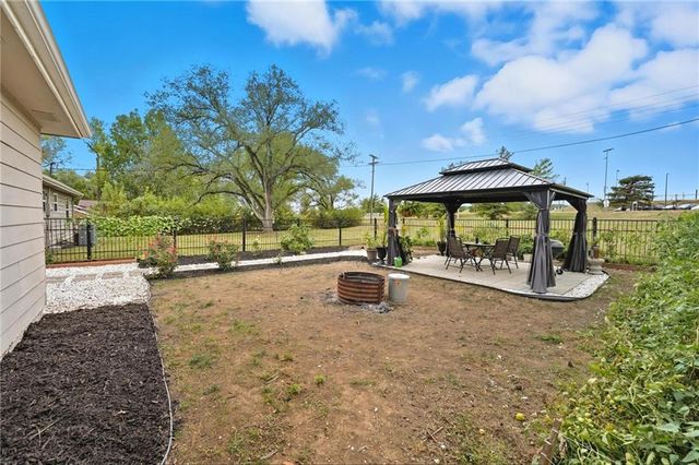 8890 Lexington Avenue, De Soto, KS 66018