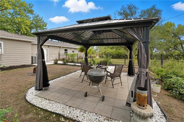 8890 Lexington Avenue, De Soto, KS 66018