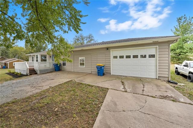 8890 Lexington Avenue, De Soto, KS 66018