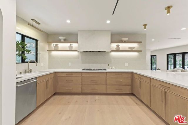 1902 Roscomare Road, Los Angeles, CA 90077