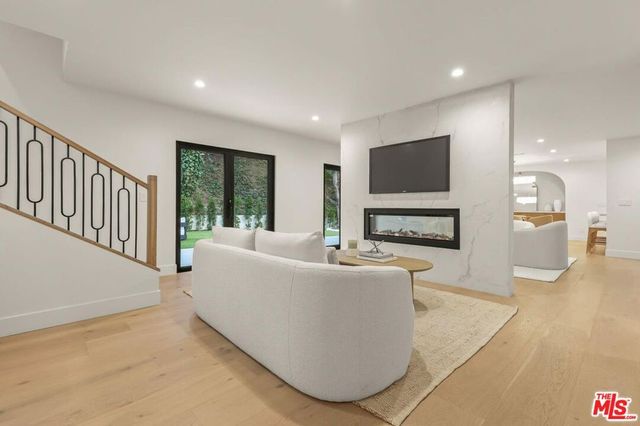 1902 Roscomare Road, Los Angeles, CA 90077