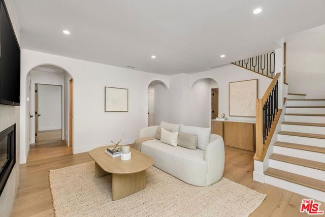 1902 Roscomare Road, Los Angeles, CA 90077