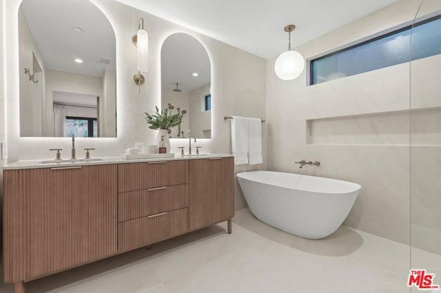 1902 Roscomare Road, Los Angeles, CA 90077