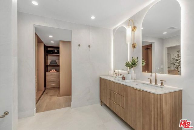 1902 Roscomare Road, Los Angeles, CA 90077