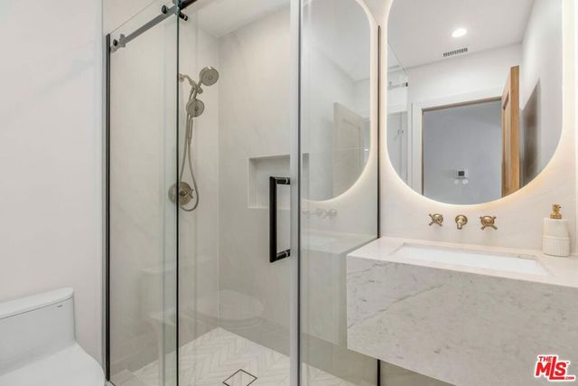 1902 Roscomare Road, Los Angeles, CA 90077