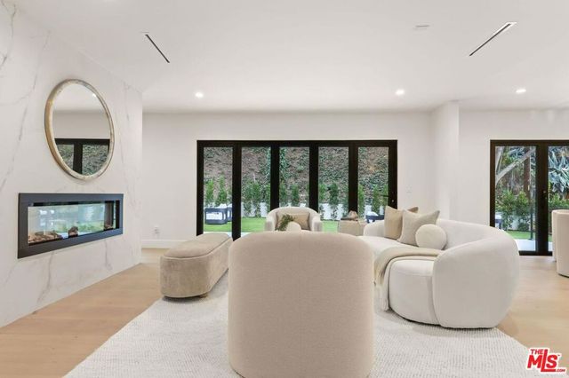 1902 Roscomare Road, Los Angeles, CA 90077