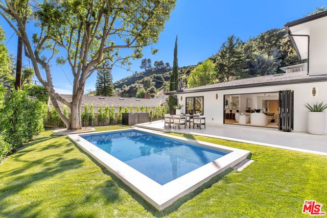 1902 Roscomare Road, Los Angeles, CA 90077