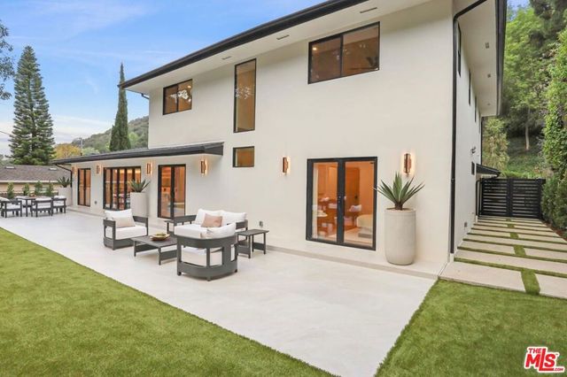 1902 Roscomare Road, Los Angeles, CA 90077