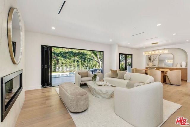 1902 Roscomare Road, Los Angeles, CA 90077