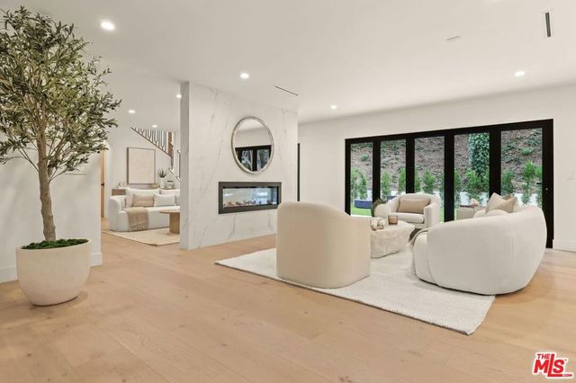 1902 Roscomare Road, Los Angeles, CA 90077