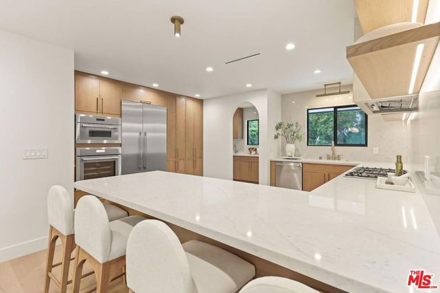 1902 Roscomare Road, Los Angeles, CA 90077