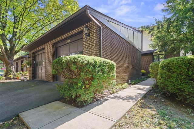 2828 Bingham Dr, St Clair, PA 15241